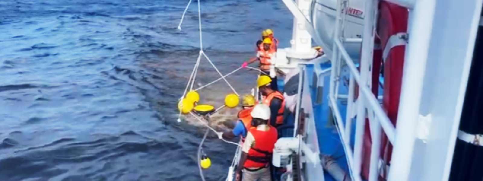 නෞකාවකින් බොරතෙල් ගොඩබාන නල මාර්ගයක කාන්දුවක්